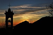 81 Il sole tramonta in Filaressa e dietro il campanile della chiesetta di San Barnaba